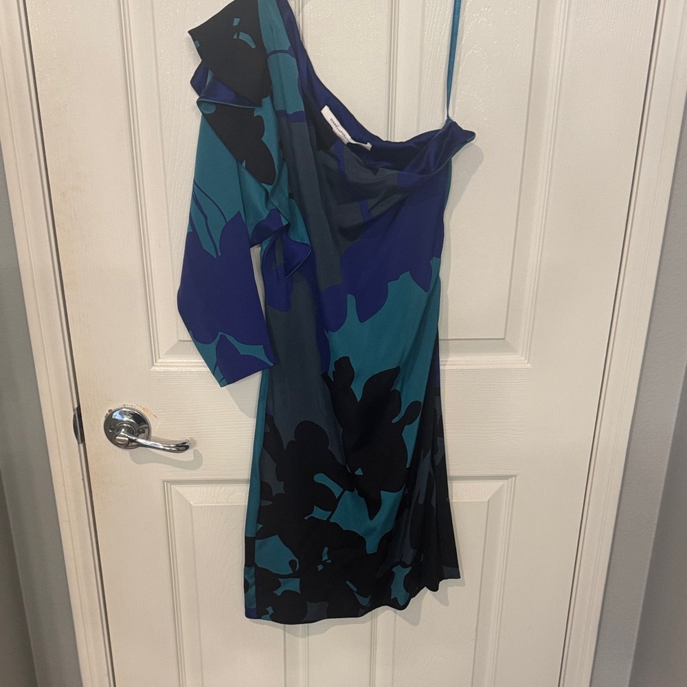 DVF Elegant Blue and Black Floral Dress size 4